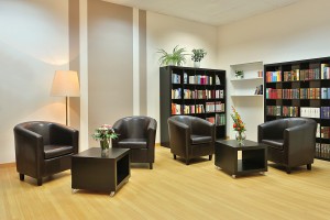 Clubraum mit Bibliothek